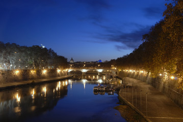 Fototapeta na wymiar the tiber river just before sunrise, rome, italy