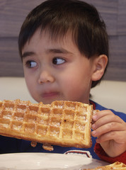 kleinkind beim waffel essen