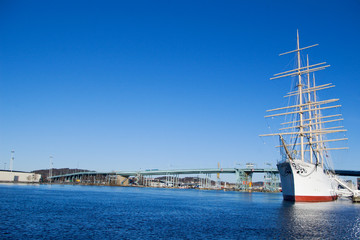 Naklejka premium ship on the blue