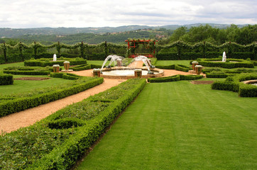 jardin taillé et fontaine