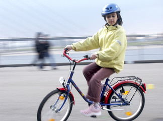 Obraz premium kind beim fahrad fahren