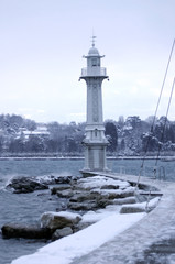 phare le long d'une jetée au bord d'un lac