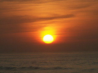 Fototapeta na wymiar soleil couchant sur l'atlantique