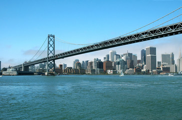 Fototapeta na wymiar Bay Bridge i San Francisco Skyline