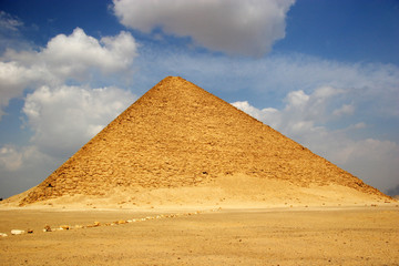 Fototapeta na wymiar the red pyramid of dahshur in egypt