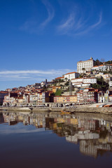 Fototapeta na wymiar widok na rzekę Douro nasypu miasta Porto, Portugalia
