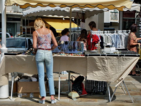 vendeuse de bijoux