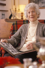 donna anziana in poltrona
