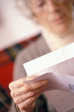 donna anziana legge una lettera