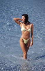 Obraz premium donna asiatica cammina nel mare