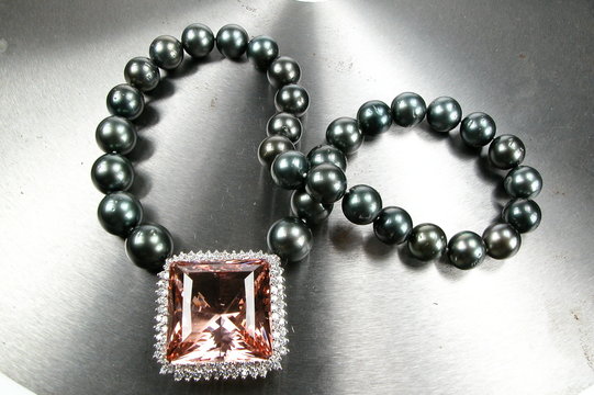Collier mit Morganit