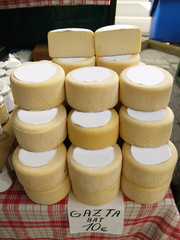 queso fresco de idiazabal en un mercado rural