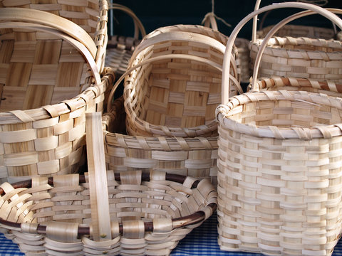 cestos hechos a partir de tiras de madera