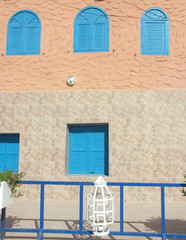 volets bleus fermés