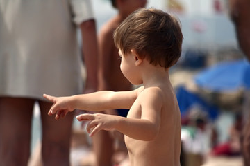 enfant montrant du doigt exposé au soleil