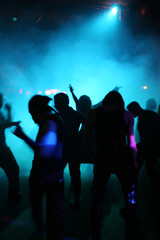 Obraz na płótnie Canvas sylwetki młodej tancerki disco we mgle