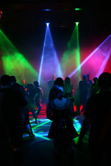 discotänzer im bunten lichterschein
