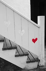 Fotobehang Rood hart in een houten trapleuning. © Turid Bjørnsen