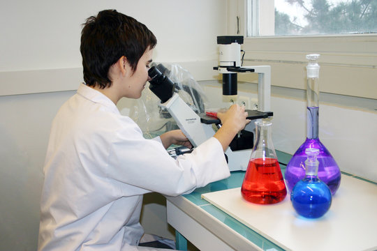 chercheur et microscope