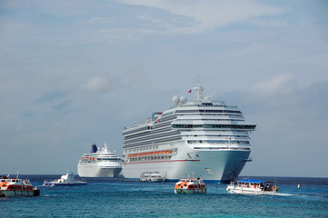 Fototapeta na wymiar dwa statki wycieczkowe na Karaibach