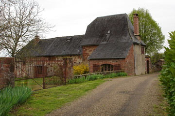 Fototapeta na wymiar malowniczy dom w Collonges-la-Rouge