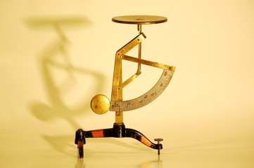 p&egrave;se-lettre et ombre, pied orange