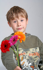 kind mit blumen
