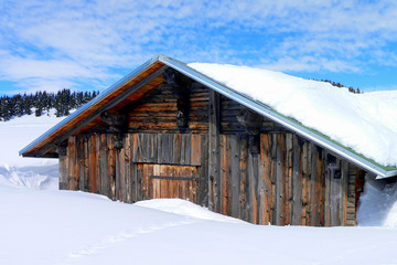 chalet sous la neige