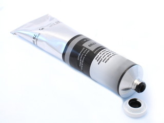 tube mit schwarz ölfarbe