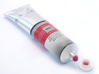 tube mit roter ölfarbe
