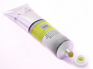 tube mit gelber ölfarbe