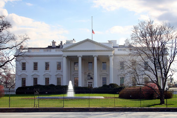 Fototapeta na wymiar white house from lafayette park