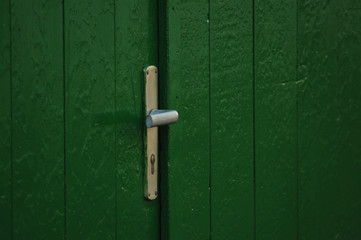 grüne tür mit griff