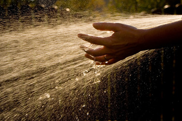 Hand im Wasserstrahl