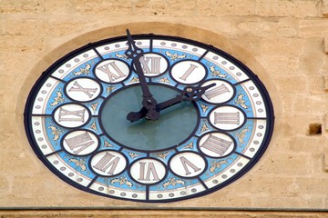 13h58