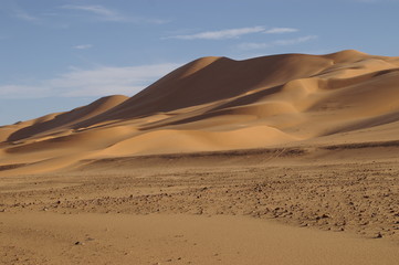Fototapeta na wymiar grandes dunes de l'erg mourzouk