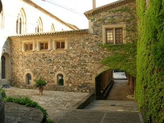 entrada al claustro secundario de poblet