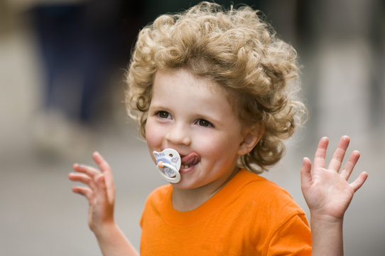 petite fille souriante