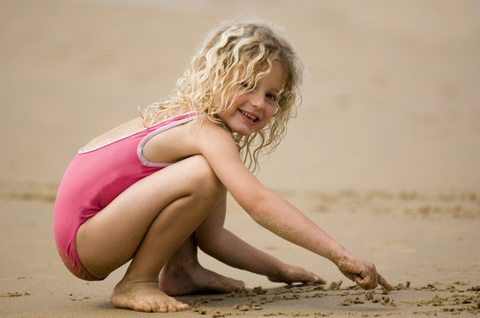 fillette jouant dans le sable
