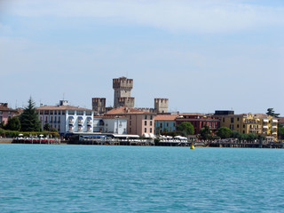 Obraz premium sirmione, rocca scaligera, lago di garda