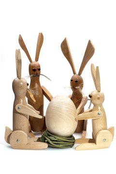 osterhasenfamilie mit riesenei