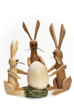 osterhasen mit riesenei
