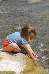 fillette au bord de l'eau