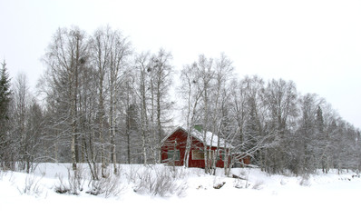 chalet rouge en hiver
