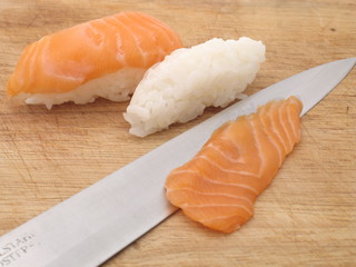 japanischer sushi fisch schneiden