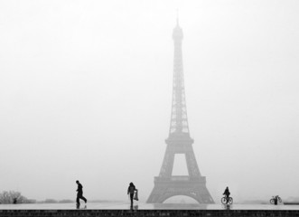 Paryż Wieża Eiffla pod śniegiem - 2347757