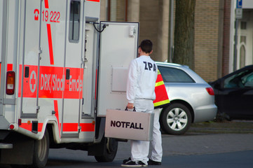 rettungsfahrzeug und sanitäter