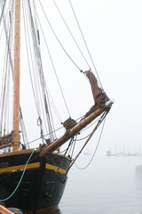 Obraz premium pirate ship in fog