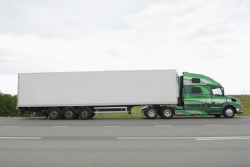 Fototapeta na wymiar duża ciężarówka w profilu klasycznym