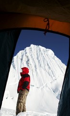 Kletterer und Alpamayo-Gipfel vom Zelt aus